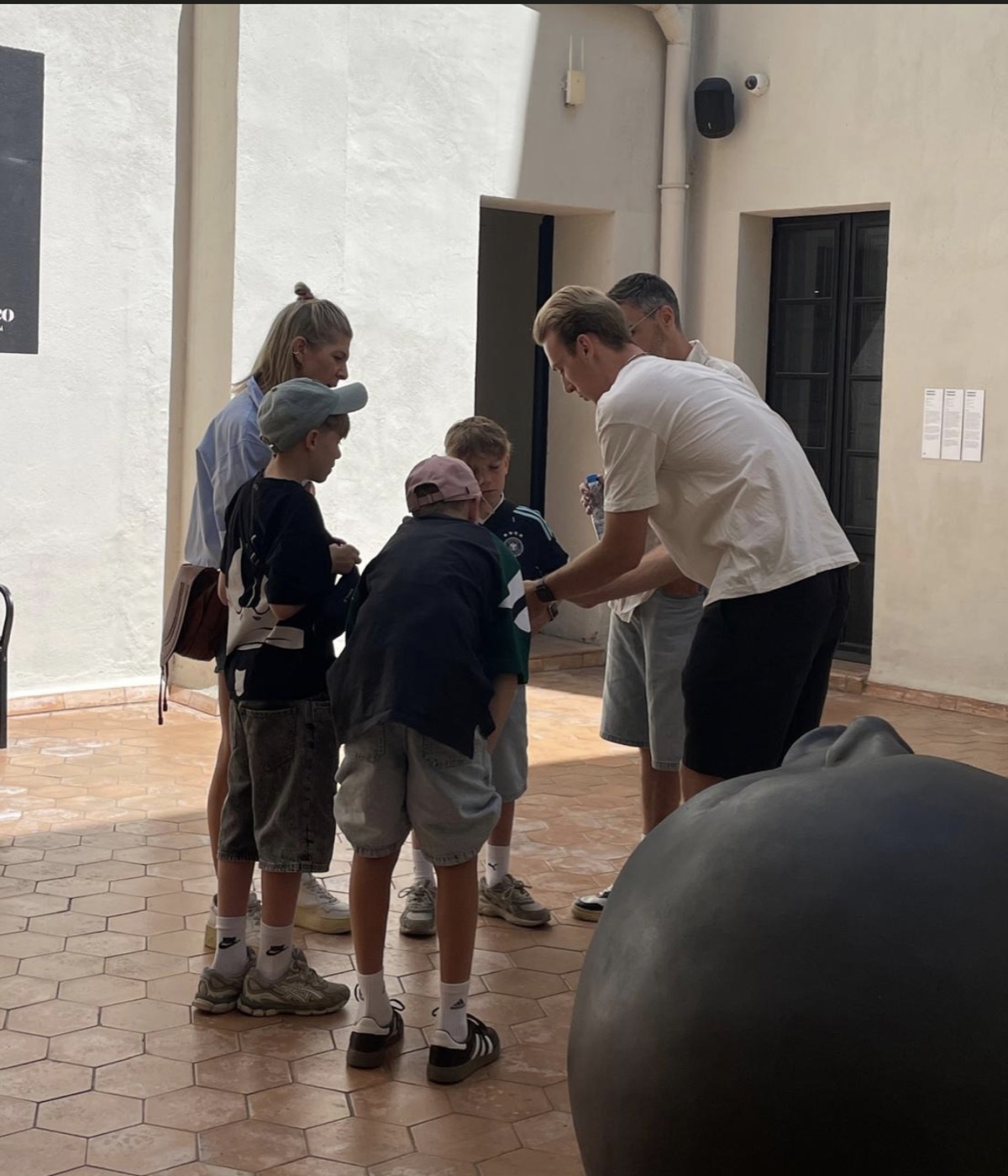 Prototype testing with visitors in the Moco Museum courtyard